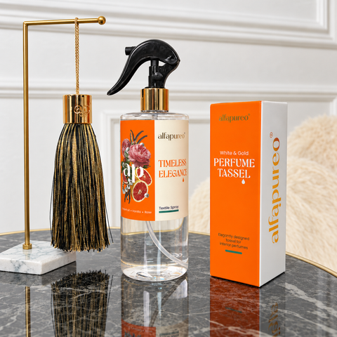 Timeless Elegance 500 ml s čierno-zlatým parfumovým strapcom a krabičkou na mramorovom stolíku
